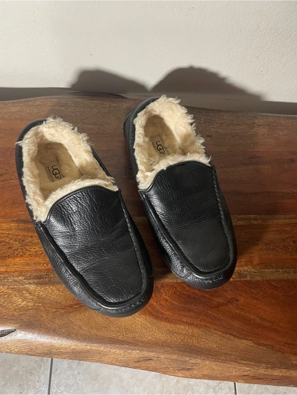 UGG Ascot 5379B Black Leather Shearling Slippers Men’s Size 8
